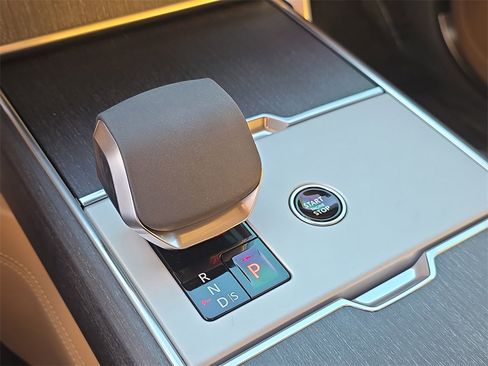 Used 2025 Land Rover Range Rover SE image 29