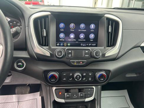 Used 2024 GMC Terrain SLT image 23