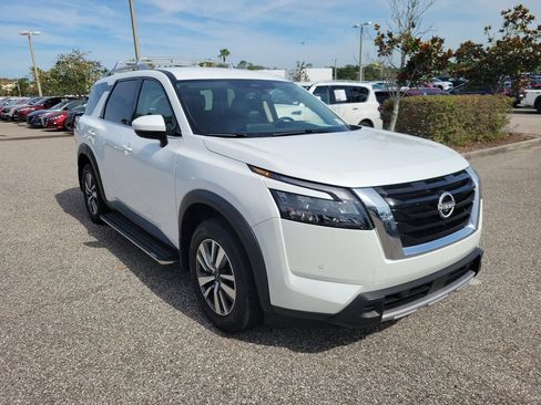 Used 2025 Nissan Pathfinder SL FWD image 2