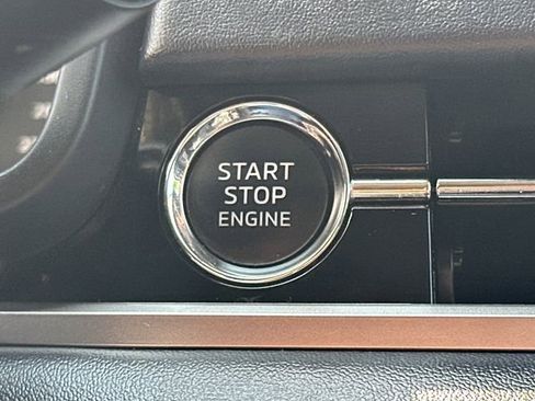 Used 2023 Mitsubishi Outlander SE image 34