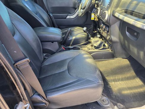 Used 2015 Jeep Wrangler Unlimited Sahara w/ Dual Top Group AWD/4WD image 12