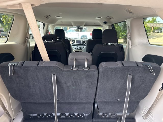 Used 2023 Chrysler Voyager LX FWD image 4
