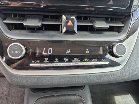 Used 2025 Toyota Corolla LE FWD image 31