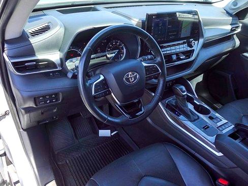 Certified 2021 Toyota Highlander Platinum FWD image 9