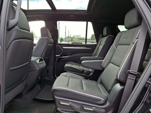 Used 2025 Cadillac Escalade Premium Luxury AWD/4WD image 11