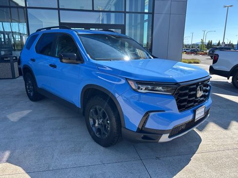 Used 2025 Honda Pilot TrailSport image 3
