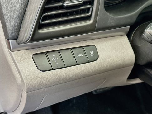 Used 2020 Hyundai Elantra SE FWD image 16