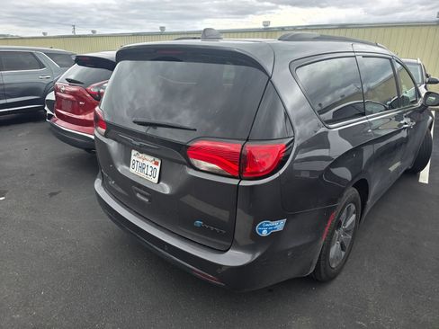 Used 2020 Chrysler Pacifica Limited w/ Advanced Safetytec Group image 3