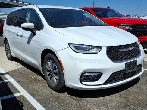 Used 2023 Chrysler Pacifica Touring-L image 1