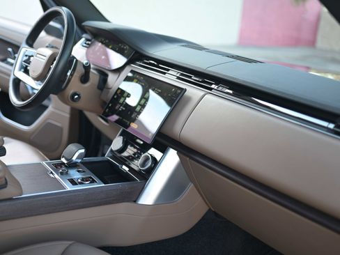 Used 2023 Land Rover Range Rover Long Wheelbase SE image 11