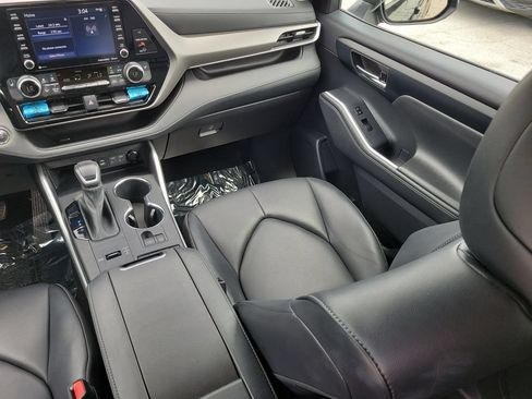 Used 2022 Toyota Highlander XLE FWD image 11
