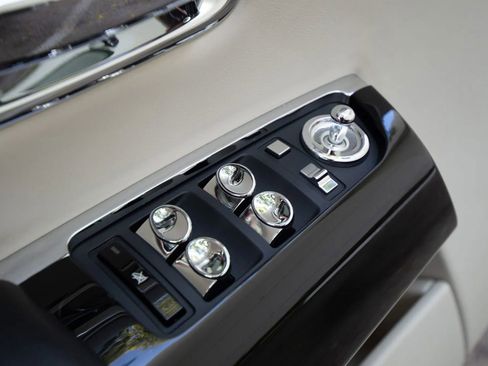 Used 2016 Rolls-Royce Phantom Drophead Coupe image 31