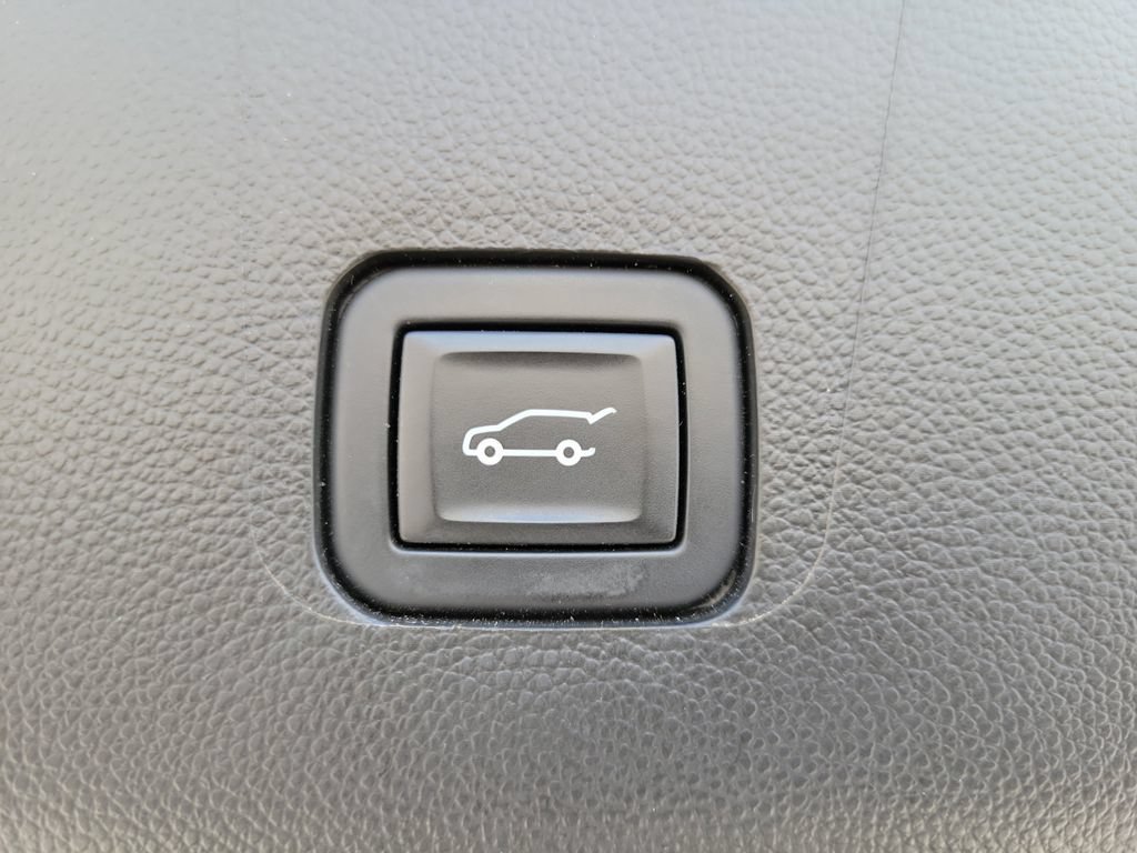 Used 2023 Chevrolet Traverse LT w/ LPO, Floor Liner Package FWD image 9
