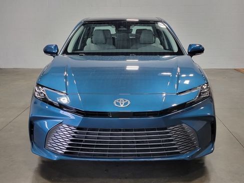 Used 2026 Toyota Camry XLE AWD/4WD image 3