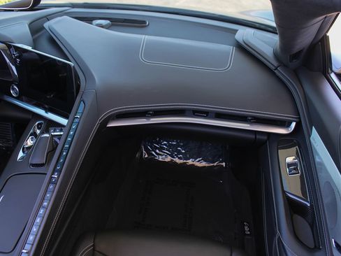 Used 2021 Chevrolet Corvette Stingray Premium Cpe w/ Z51 Performance Package RWD image 17