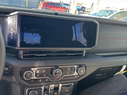 Used 2025 Jeep Wrangler Unlimited Rubicon image 43