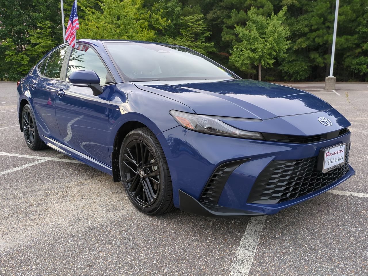 Used 2025 Toyota Camry SE AWD/4WD image 2