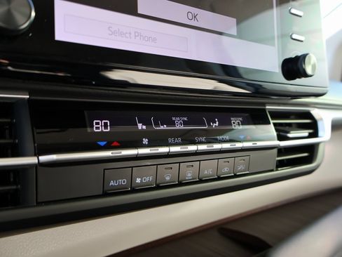 Used 2024 Toyota Sienna LE image 34