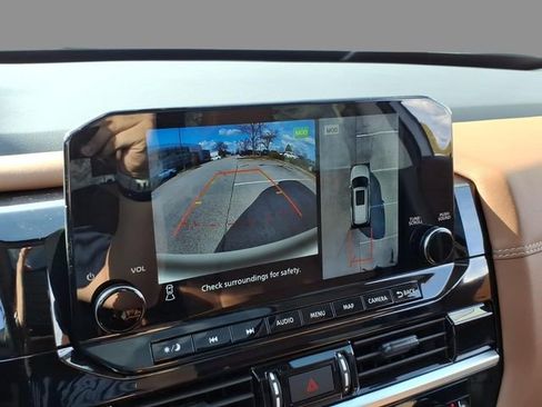 Used 2025 Nissan Pathfinder Platinum image 27