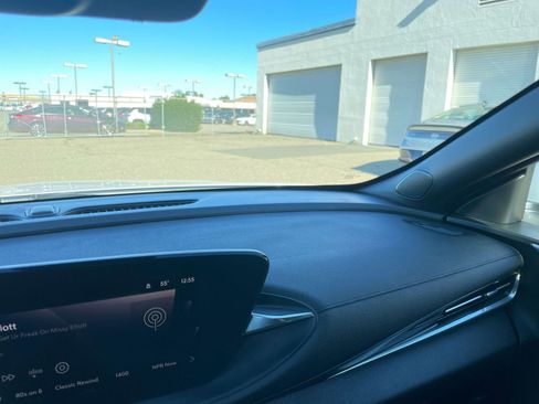 Used 2025 Buick Envista Preferred image 36