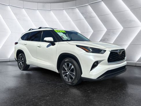 Used 2021 Toyota Highlander XLE FWD image 1