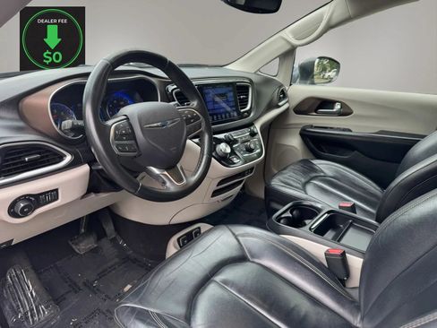 Used 2017 Chrysler Pacifica Touring-L FWD image 11