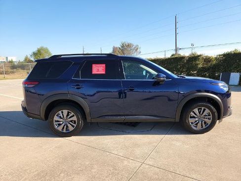 Certified 2025 Nissan Pathfinder SV image 4