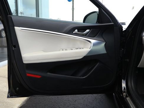 Used 2025 Genesis G70 2.5T image 22