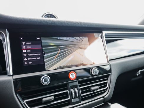 Certified 2025 Porsche Macan image 19