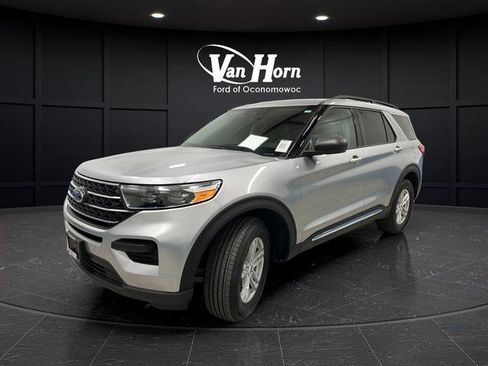 Used 2024 Ford Explorer XLT AWD/4WD image 3