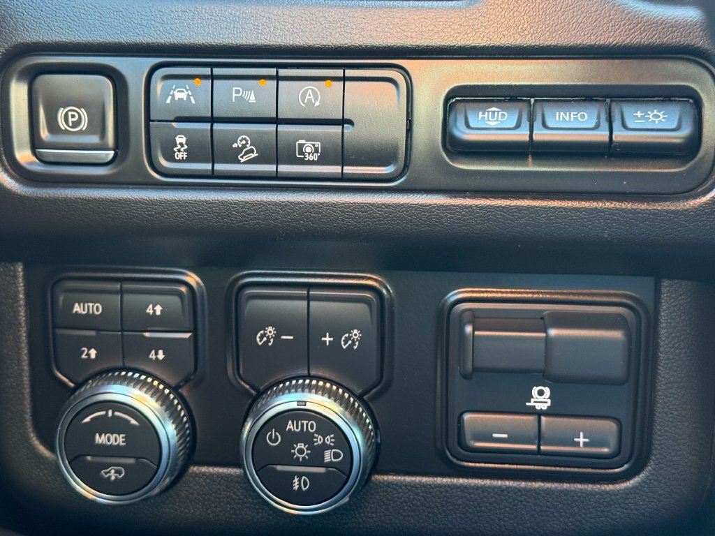 Used 2023 GMC Yukon XL AT4 w/ AT4 Premium Plus Package AWD/4WD image 17