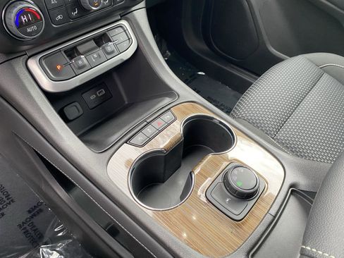 Used 2023 GMC Acadia SLE image 23