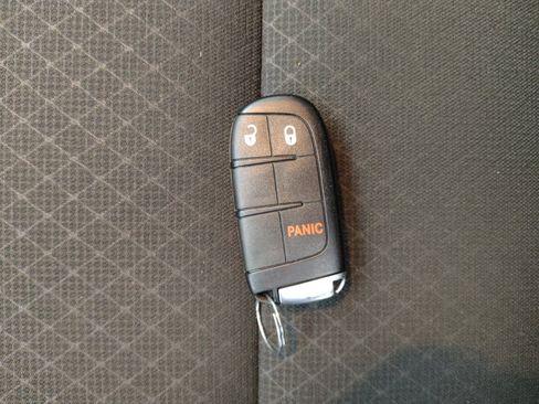 Used 2018 Jeep Grand Cherokee Laredo image 32