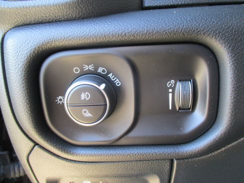 Used 2024 RAM 1500 Big Horn AWD/4WD image 32