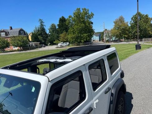 Used 2024 Jeep Wrangler Unlimited Sport AWD/4WD image 16
