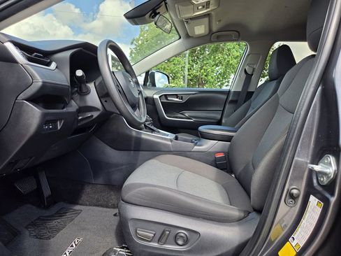Used 2025 Toyota RAV4 XLE FWD image 27