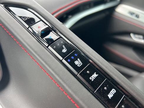 Used 2025 Chevrolet Corvette Stingray Premium Cpe w/ Z51 Performance Package RWD image 20