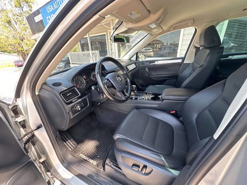 Used 2016 Volkswagen Touareg Sport image 25