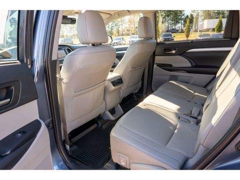 Used 2019 Toyota Highlander XLE image 13