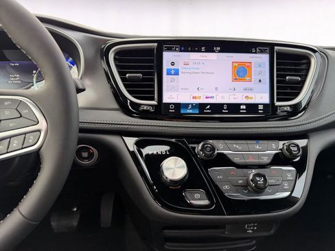 New 2026 Chrysler Pacifica Select image 11