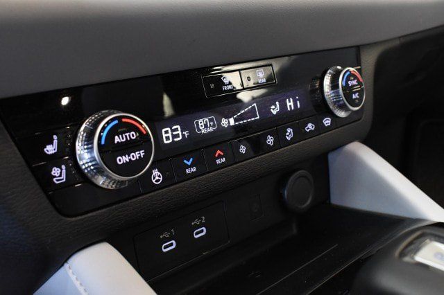 Used 2025 Mitsubishi Outlander AWD image 34