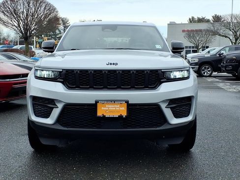 Used 2023 Jeep Grand Cherokee Altitude image 2