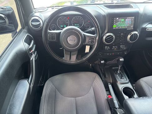 Used 2017 Jeep Wrangler Unlimited Rubicon w/ Connectivity Group image 10