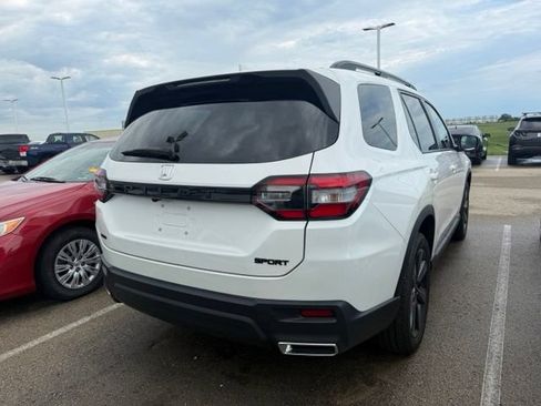 Used 2025 Honda Pilot Sport image 2