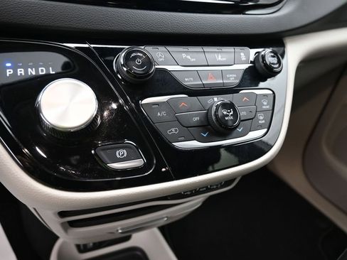 Used 2024 Chrysler Pacifica Touring-L image 13