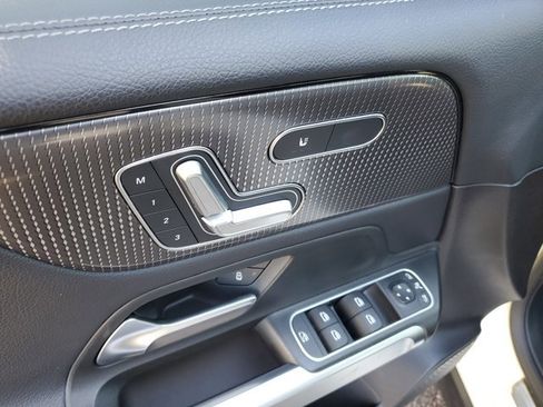 Used 2021 Mercedes-Benz GLB 250 GLB 250 image 21