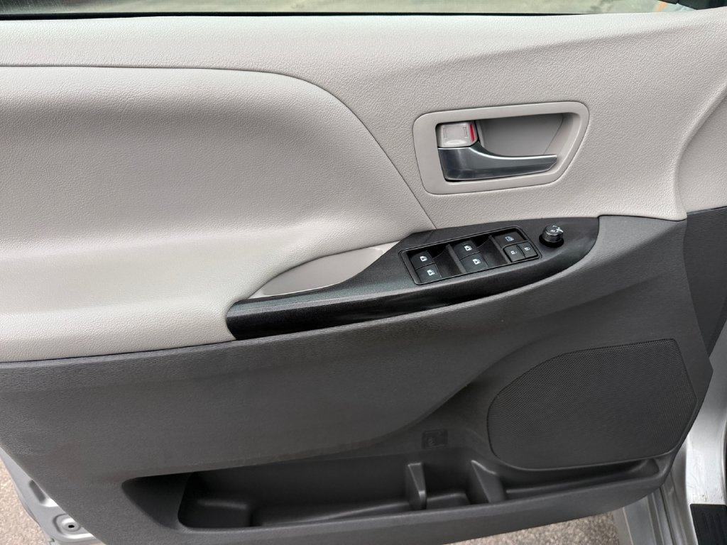 Certified 2020 Toyota Sienna LE FWD image 31
