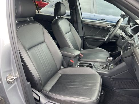 Used 2022 Volkswagen Tiguan SE R-Line image 8