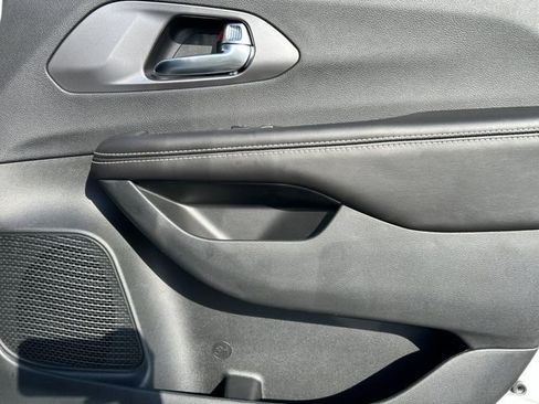 New 2026 Chrysler Pacifica Select image 27