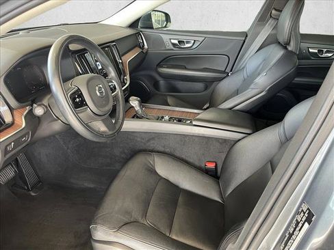 Used 2021 Volvo S60 T5 Momentum w/ Premium Package image 9